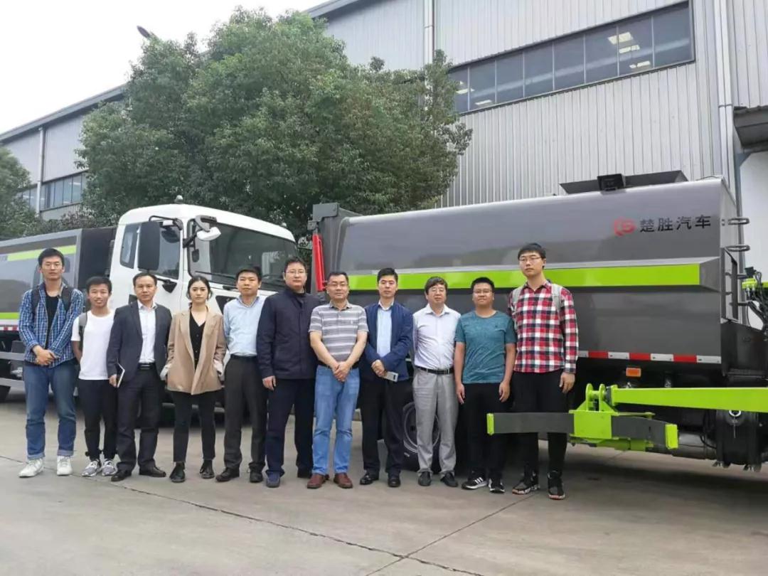 驚艷！“智能機(jī)械臂”自裝卸式垃圾車震撼問(wèn)世